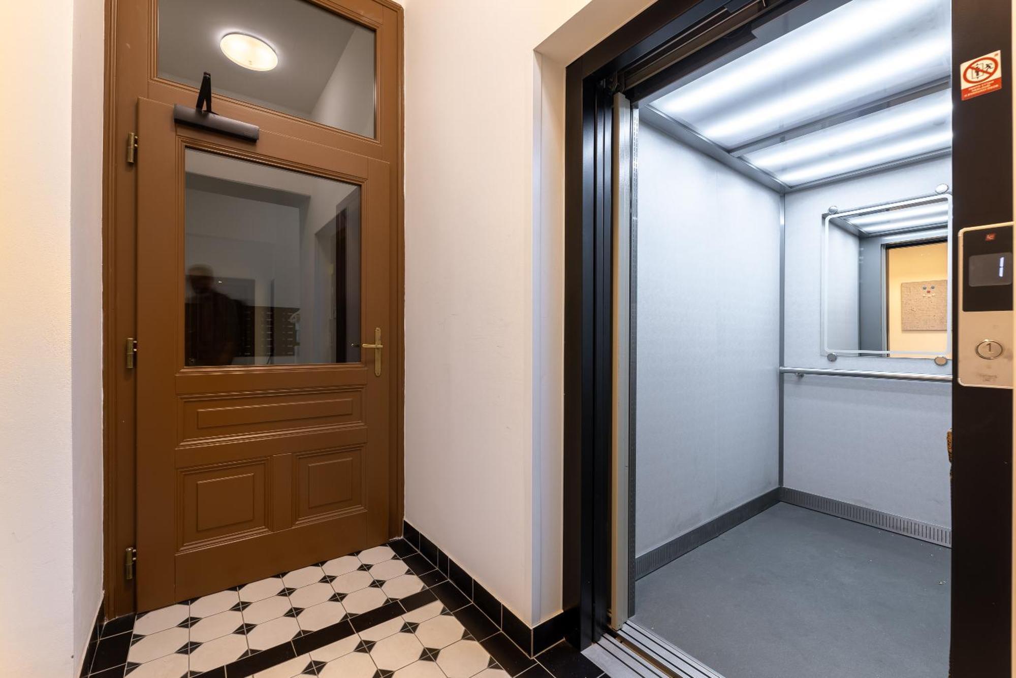 Modern Urban Room In The City Center Of Praga Esterno foto